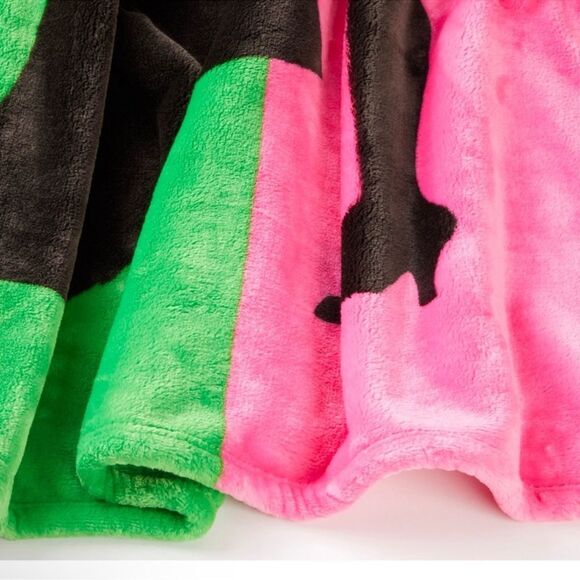 Wicked Silky Faux Fur Throw One Size 60"x 70"
Magic Moment Green Pink Black NEW - Picture 2 of 6
